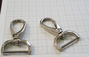 Карабин для сумки. Никель 25 мм